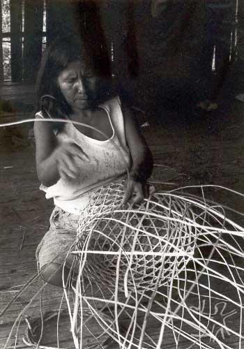 Fabricação de cesto com folha de palmeira. Foto: Heine Heiner, 1986. Fabricação de cesto com folha de palmeira. Foto: Heine Heiner, 1986.
