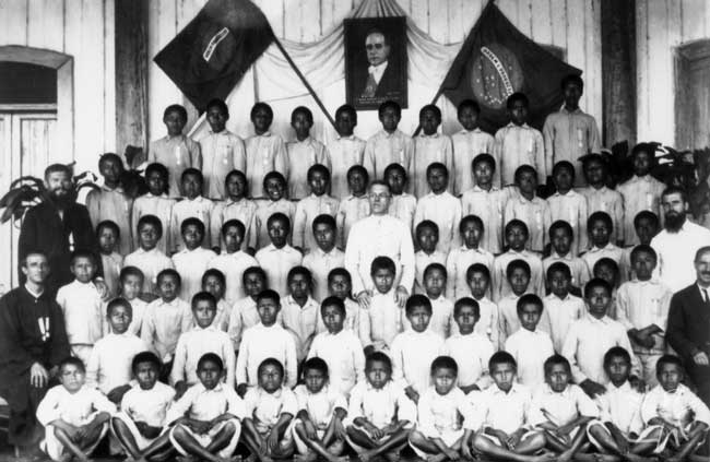Alunos e missionários no Internato de São Gabriel. Foto: Arquivo da Diocese de S. Gabriel da Cachoeira. Alunos e missionários no Internato de São Gabriel. Foto: Arquivo da Diocese de S. Gabriel da Cachoeira.