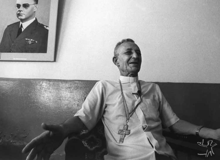 D. Miguel Alagna, prelado de São Gabriel, fotografado em seu gabinete, tendo ao fundo o retrato do brigadeiro Eduardo Gomes. Foto: Vincent Carelli, 1987. D. Miguel Alagna, prelado de São Gabriel, fotografado em seu gabinete, tendo ao fundo o retrato do brigadeiro Eduardo Gomes. Foto: Vincent Carelli, 1987.