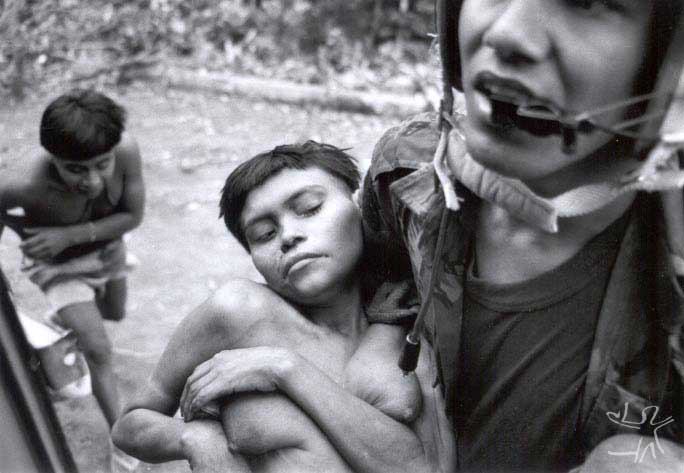 Piloto de helicóptero da Força Aérea Brasileira na remoção de mulher Yanomami doente da maloca Hemosh para o posto médico de Surucucus. Foto: Charles Vincent, Arquivo ISA/1990. Piloto de helicóptero da Força Aérea Brasileira na remoção de mulher Yanomami doente da maloca Hemosh para o posto médico de Surucucus. Foto: Charles Vincent, Arquivo ISA/1990.