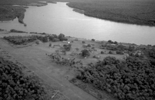 Vista aérea do posto Diauarum: cerrado e floresta de transição ([[Povo:Xingu | Alto Xingu]] – MT). Foto: Abril Imagens, 1999.